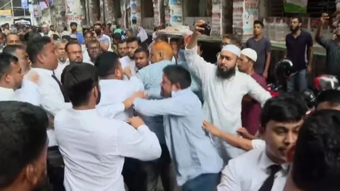 আদালত প্রাঙ্গণে জামায়াত ও বিএনপিপন্থি আইনজীবীদের হাতাহাতি